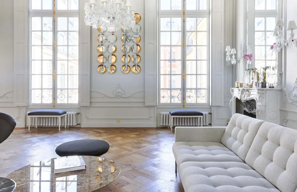 Salon haussmannien lumineux, appartement parisien — reportage photo immobilier par Guigs Art